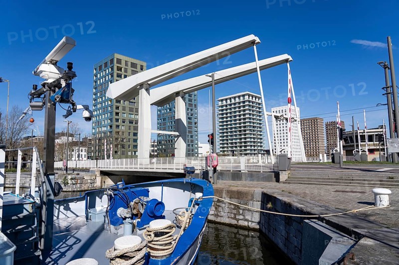 Kattendijkdok, harbour basin, with Lodenbrug bridge, old harbour district, Het Eilandje of Antwerp, formerly disreputable, dingy district, now modern, hip district, with lots of culture, living space, leisure, gastronomy, trendy district, Flanders, Belgium, Europe