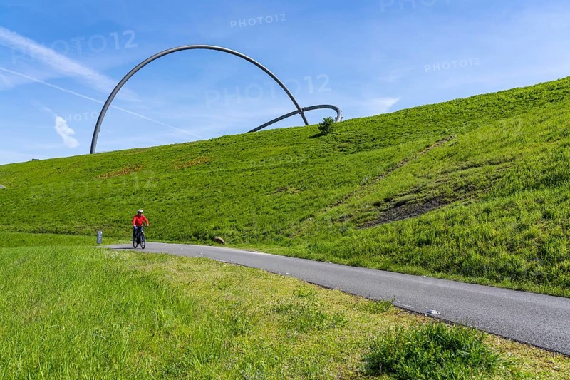 The Hoheward spoil tip, main part of the Hoheward Landscape Park, horizontal observatory, cycle path to the spoil tip, Herten, North Rhine-Westphalia, Germany, Europe