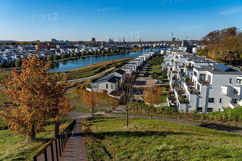 The Phoenix Lake in Dortmund's Hörde district, an artificial lake on the former Phoenix-Ost steelworks site, residential development, local recreation area, catering, Dortmund, North Rhine-Westphalia, Germany, Europe