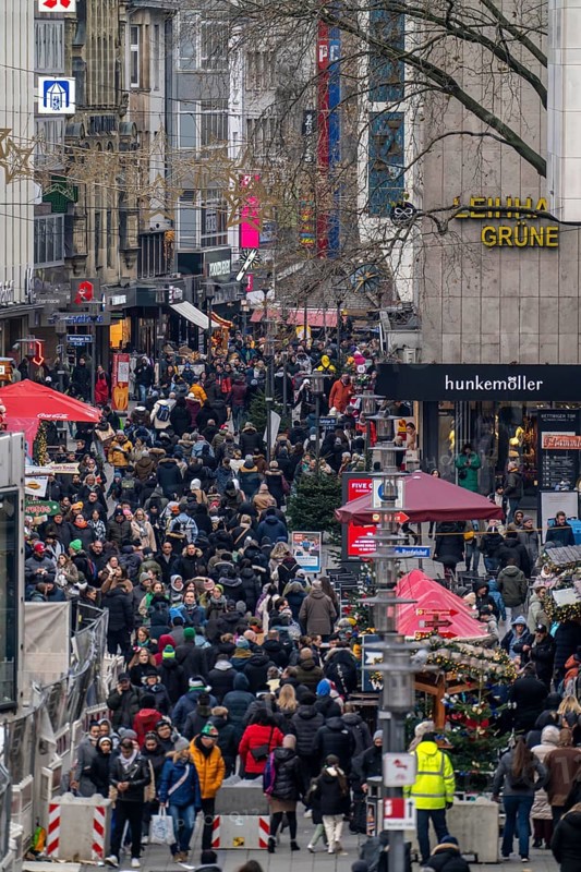 Crowded shopping street in Essen, Kettwig Straße, pedestrian zone, on the first weekend of Advent, North Rhine-Westphalia, Germany, Europe