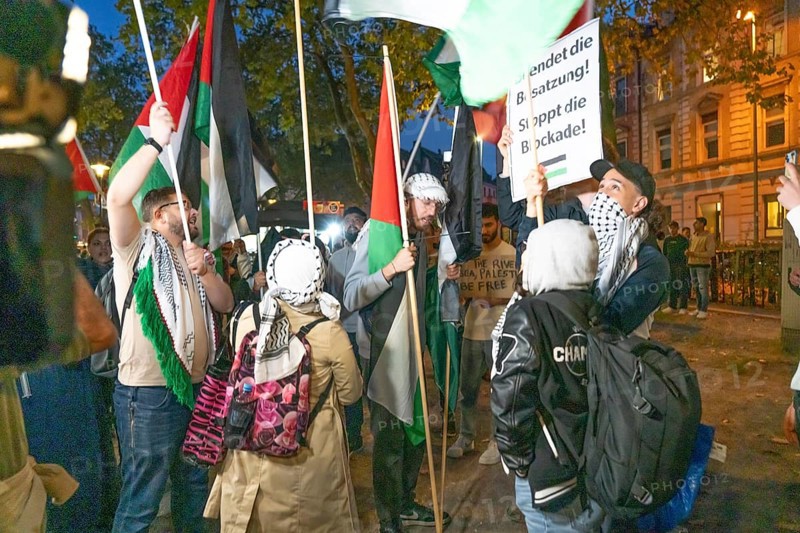 Demonstration by pro-Palestinian activists in Duisburg-Hochfeld, around 110 demonstrators marched through the neighbourhood justifying Hamas' attack against Israel, Duisburg, North Rhine-Westphalia, Germany, Europe