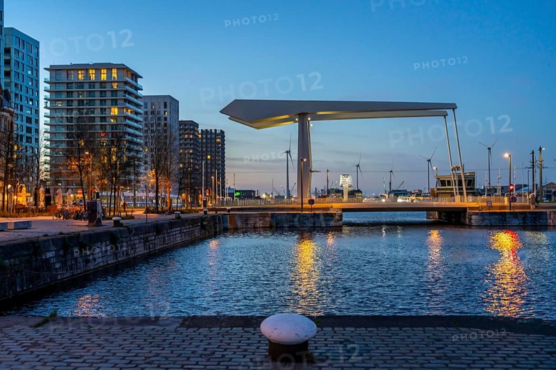 Kattendijkdok, harbour basin, with Lodenbrug bridge, old harbour district, Het Eilandje of Antwerp, formerly disreputable, dingy district, now modern, hip district, with lots of culture, living space, leisure, gastronomy, trendy district, Flanders, Belgium, Europe
