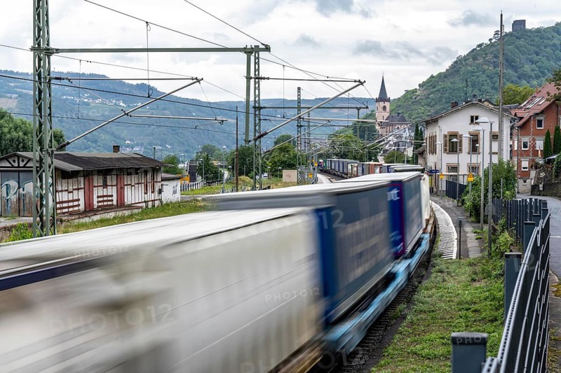 Upper Middle Rhine Valley, railway line on the right bank of the Rhine, goods train line, up to 400 freight trains run here within 24 hours, on both sides, through the Rhine Valley, directly through villages and close to buildings, near Lorch, Hesse, Germany, Europe