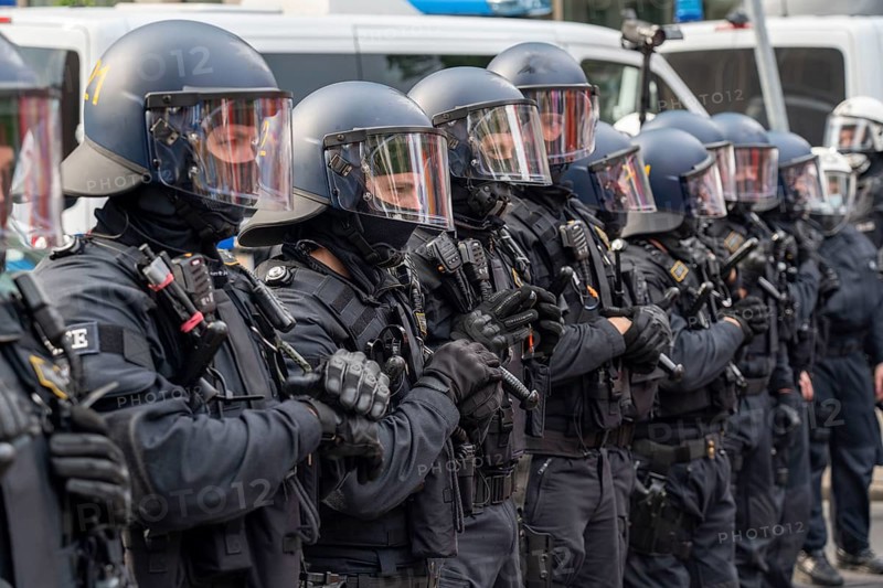Police operation at a demonstration against the planned assembly law in North Rhine-Westphalia, in Düsseldorf, various left-wing groups and football fans, Ultras, from Fortuna Düsseldorf and 1.FC Köln, protest, North Rhine-Westphalia, Germany, Europe