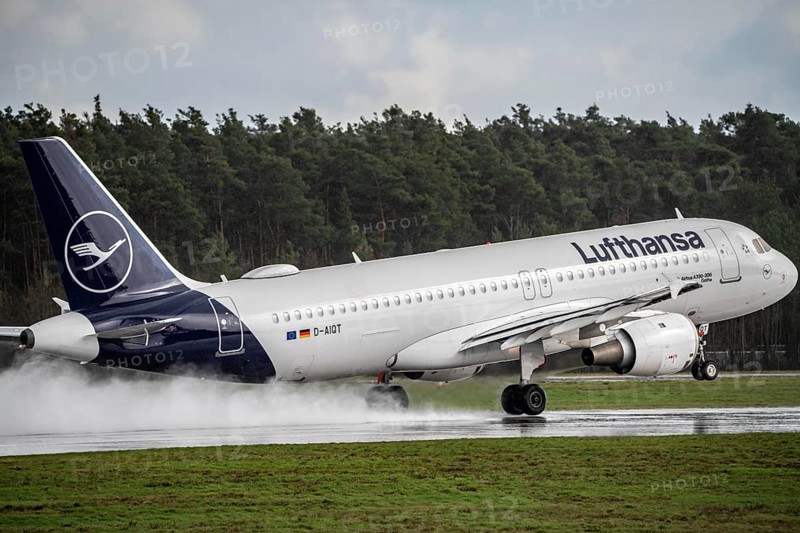 Lufthansa Airbus A320-211, D-AIQT, Runway West, Frankfurt am Main Airport, FRA, Hesse, Germany, Europe