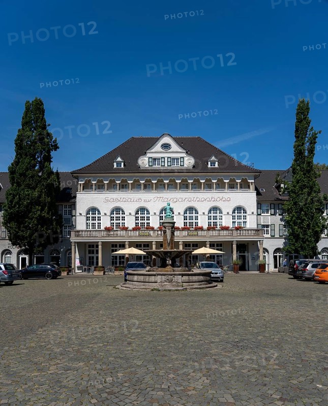Houses on the market square, inn, hotel, restaurant, Mintrops Stadt Hotel Margarethenhöhe, in the Margarethenhöhe estate, listed garden city estate, built from 1906 to 1938, Essen, Germany, Europe
