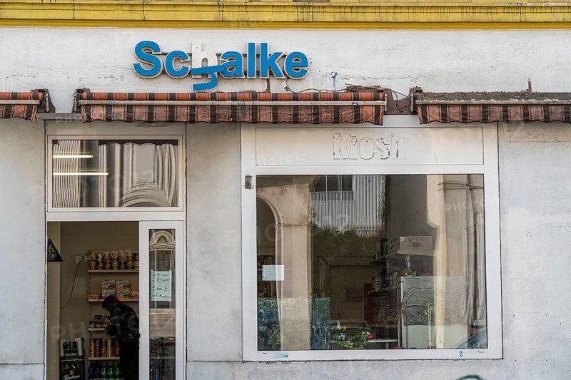 The Schalke Mile, Mile of Tradition, Kurt-Schumacher-Straße in Gelsenkirchen-Schalke, corner house dilapidated house, facade, kiosk with broken Schalke lettering, Gelsenkirchen, North Rhine-Westphalia, Germany, Europe