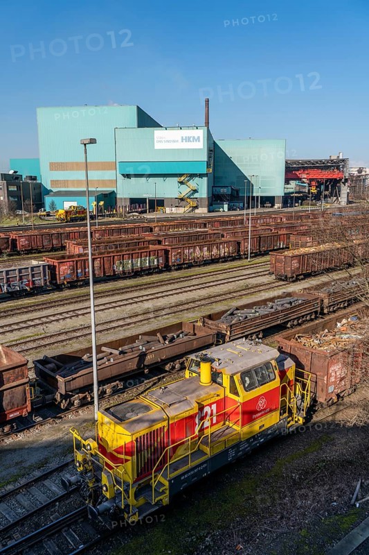 HKM, Hüttenwerke Krupp-Mannesmann in Duisburg-Hüttenheim, diesel locomotive with wagons, Duisburg, North Rhine-Westphalia, Germany, Europe