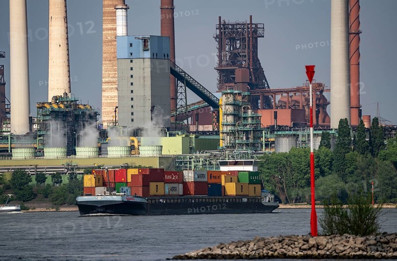 Rhine near Duisburg Bruckhausen, Marxloh, Thyssenkrupp Steel steelworks, blast furnaces, sintering plant, Schwelgern coking plant, cargo ships