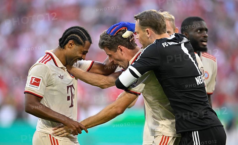 Goal celebration Thomas Thomas Müller FC Bayern München FCB (25) Serge Gnabry FC Bayern München FCB (07) Goalkeeper Manuel Neuer FC Bayern München FCB (01) Dayot Upamecano FC Bayern München FCB (02) Konrad Laimer FC Bayern München FCB (27) Allianz Arena, Munich, Bavaria, Germany, Europe