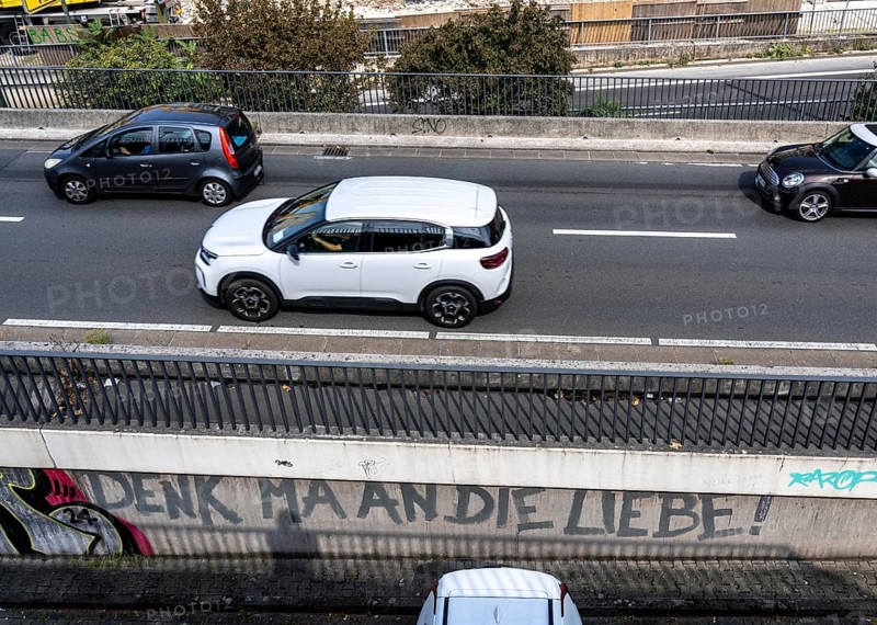 Graffiti on the ramp to the Rheinkniebrücke bridge in Düsseldorf, Denk ma an die Liebe