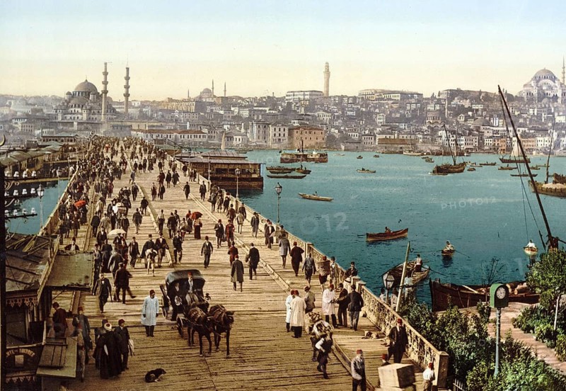 Bird's-eye view of many pedestrians and a horse-drawn carriage on the Galata Bridge spanning the Golden Horn at Eminönü, Istanbul, Turkey, with minarets and mosques in the background, View from 1885, Historic, digitally restored reproduction from a 19th century original, Record date not stated, Asia