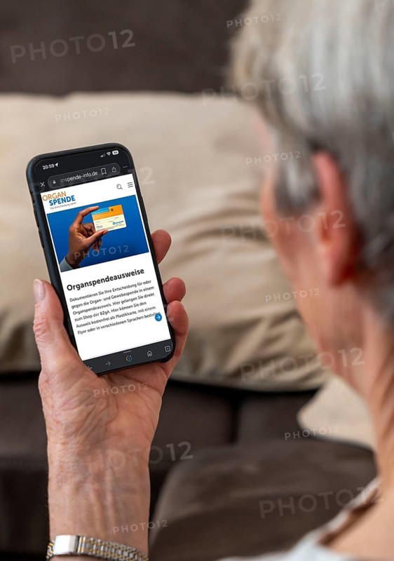 Symbolic image of organ donation register, person informs himself about the new online register for organ donation, where you can register as a donor or object to a donation, from the Federal Institute for Drugs and Medical Devices Germany
