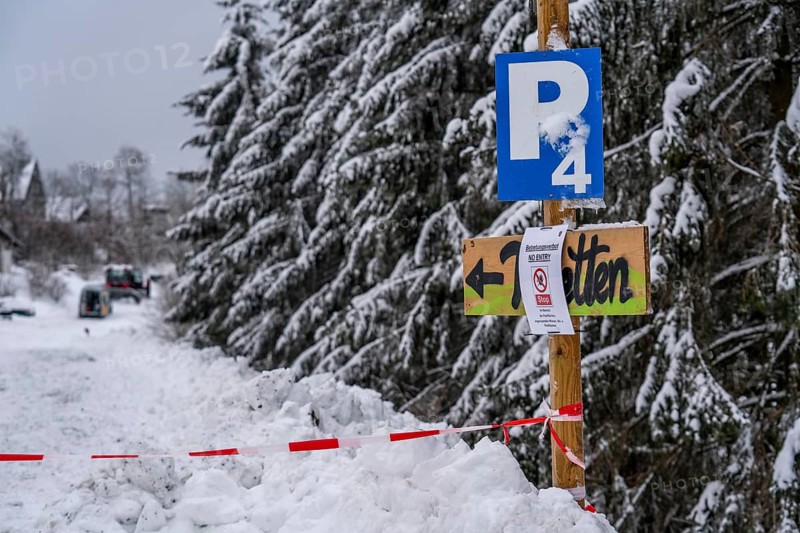 Indications of a ban on entering, car park of a ski area in Altastenberg, during the Corona crisis, in Sauerland, tourist hotspot, Winterberg, North Rhine-Westphalia, Sauerland
