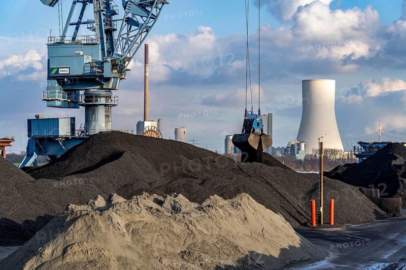 The NIAG Rhine port in Rheinberg-Orsoy, unloading of cargo ships with imported coal, then loading onto railway freight wagons, in the background the STEAG Walsum power station, Duisburg, trimodal port, North Rhine-Westphalia, Germany, Europe