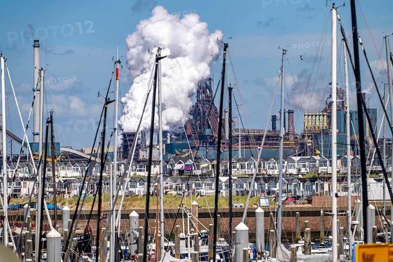 Seaport Marina IJmuiden, marina, sailing boats, yachts, behind the Tata Steel steel and smelting works in IJmuiden, Velsen, North Holland, Netherlands, largest industrial area in the Netherlands, 2 blast furnaces, 2 coking plants, rolling mills, directly on the North Sea, beach houses near Ijmuiden aan Zee