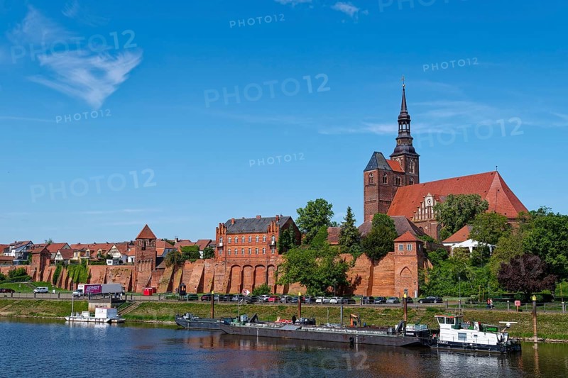 The river Tangier at the harbour of Tangermünde in front of the city wall and the old town and the church of St. Stephan. Hanseatic town of Tangermünde, Saxony-Anhalt, Germany, Europe