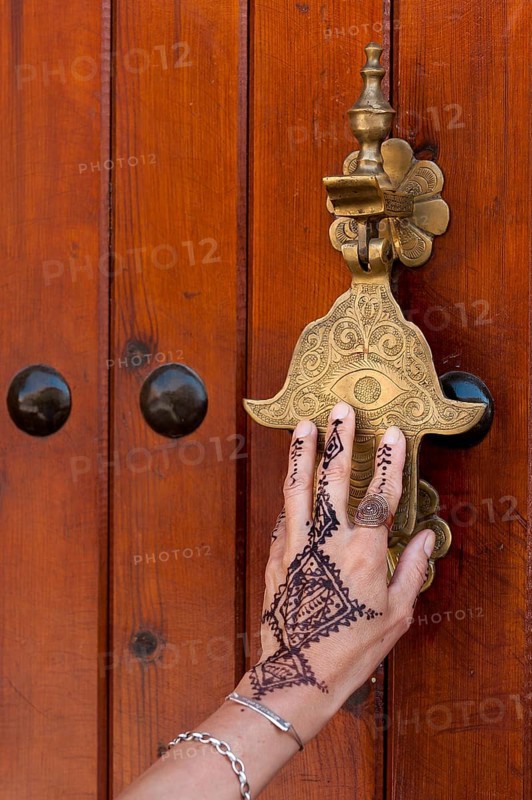 Traditional door knocker in the shape of a hand, hand, tattoo, henna, traditional, door fitting, door, brass, hand, entrance, knocking, knocking, communication, engraving, splendid, oriental, oriental, exotic, art, decoration, Marrakech, Morocco, Africa