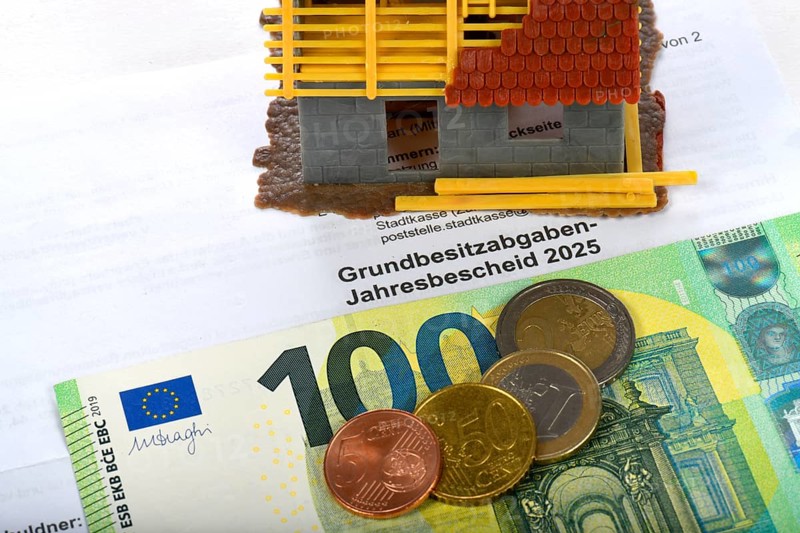 Property tax annual tax assessment 2025, symbolic image property tax reform, property tax, assessment, reform, tax assessment, tax office, banknotes, banknotes, EURO, coins, house building, cottage, ruin, private insolvency, Baden-Württemberg, Germany, Europe
