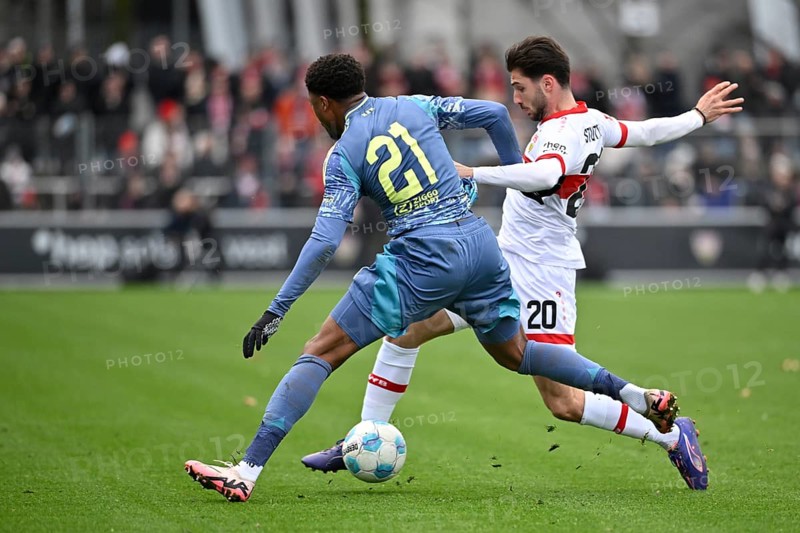 Duel, action Loenidas Stergiou VfB Stuttgart (20) against Chuba Akpom Ajax Amsterdam (21) Robert-Schlienz-Stadion, Stuttgart, Baden-Württemberg, Germany, Europe