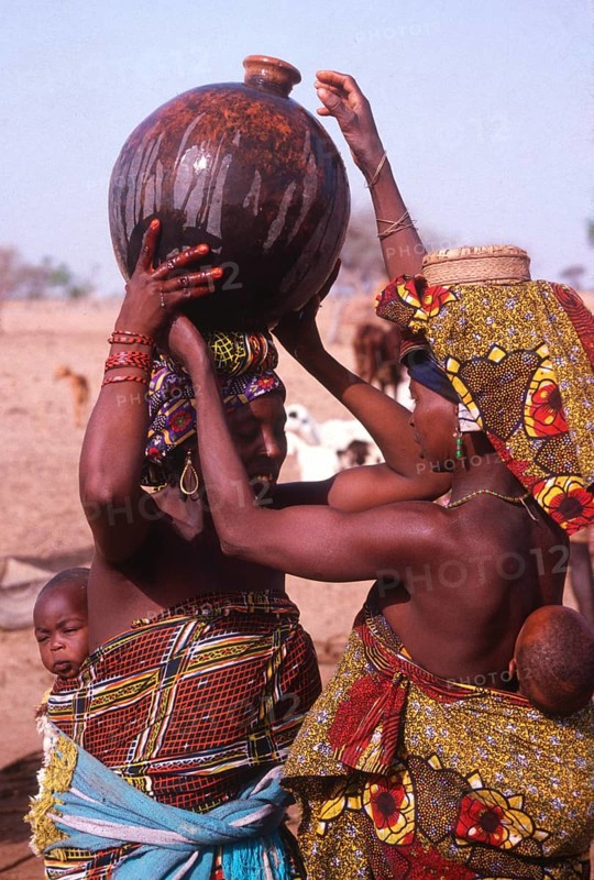 Life in the Sahel region of northern Nigeria, west Africa, early 1980s - women carrying water