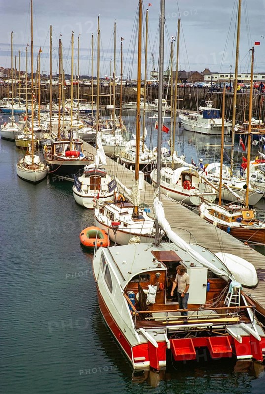 Boote am Liegeplatz im Hafen, St. Peter Port, Guernsey, Kanalinseln, Großbritannien, Juni 1974, Europe