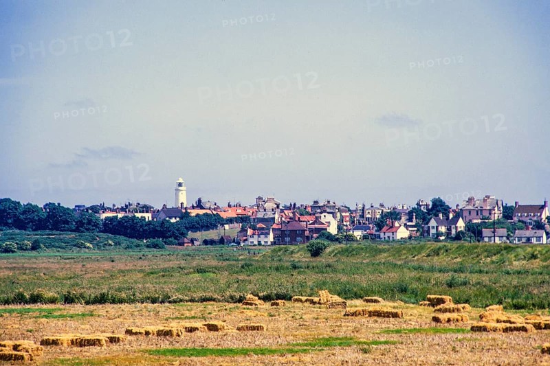 Blick über die Sümpfe zum Leuchtturm und zur Stadt, Southwold, Suffolk, England, UK Juli 1971