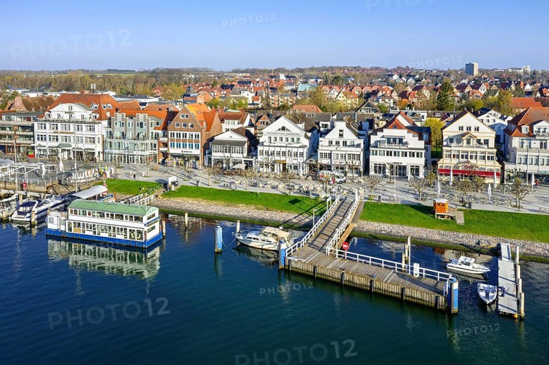 View over shops and restaurants along picturesque Vorderreihe at seaside resort Travemünde, Hanseatic City of Lübeck, Schleswig-Holstein, Germany, Europe