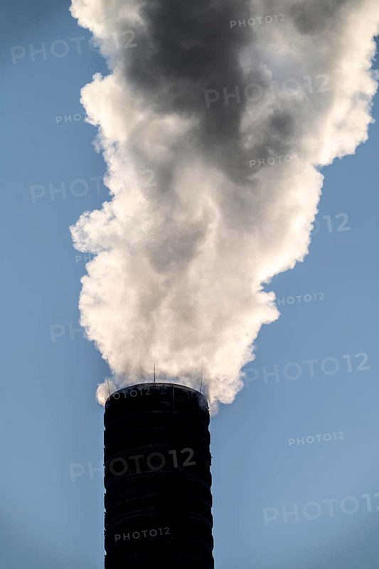 The Igony heating plant in Essen-Rüttenscheid, a district heating plant fuelled by natural gas, which supplies the Essen University Hospital and the Alfried Krupp Hospital near and many residential buildings with district heating all year round, cold winter morning, plumes of smoke, North Rhine-Westphalia, Germany, Europe