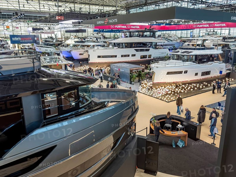 View from elevated position in exhibition overview of exhibition hall public fair fair boot Düsseldorf with luxury yachts superyachts ships boats, Düsseldorf, North Rhine-Westphalia, Germany, Europe