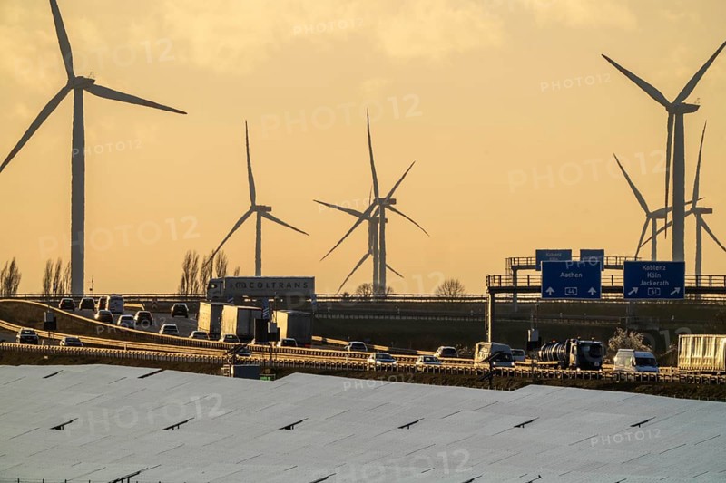 20 MWp ground-mounted photovoltaic system, from RWE, with over 36600 solar modules, in a 200 metre long strip of land, over 1 km long, along the A44 motorway near Bedburg, at the Jackerath junction, recultivated open-cast mining site, wind farm north of Titz, North Rhine-Westphalia, Germany, Europe