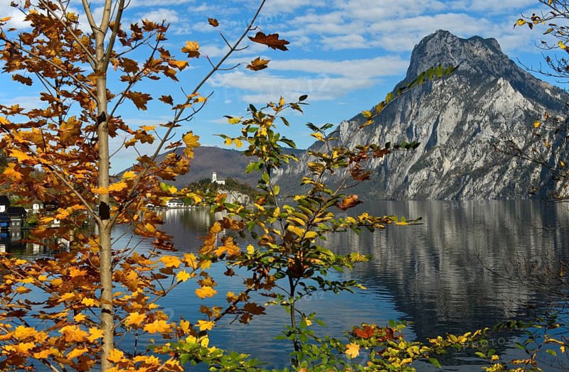 Autumn at the Lake Traun, view to the Traunstein summit, Traunkirchen, Salzkammergut, Austria, Europe