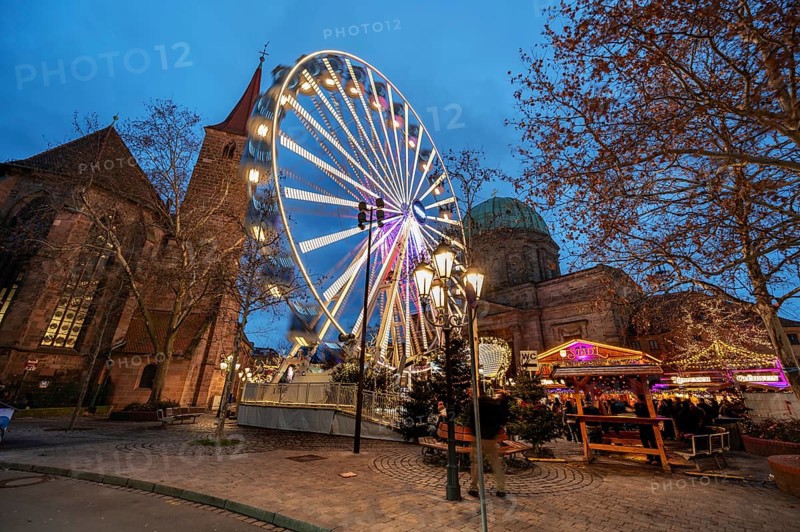 Ferris wheel at the winter village, Christmas market at dusk, St James' Church on the left, St Elisabeth's Church on the right, Jakobsplatz, Nuremberg, Middle Franconia, Bavaria, Germany, Europe