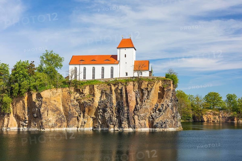Mountain church on the Kirchberg, surrounded by the Kirchbruch quarry lake, striking view of Beucha, Brandis, Saxony, Germany, Europe