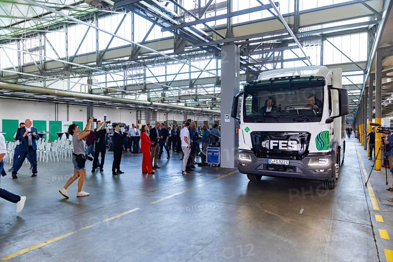 Presentation of the first fuel cell lorry from FES GmbH Fahrzeug-Entwicklung Sachsen. FES GmbH has been involved in the development of fuel cell systems and their application in vehicles for more than seven years and will now register the first truck with a weight of 18 tonnes on the road. Minister President Michael Kretschmer during a test drive, FES, Zwickau, Saxony, Germany, Europe