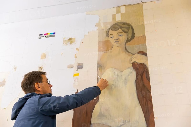 THE PARTIAL UNCOVERING OF RICHTERS DIPLOMA THESIS FROM 1956 HAS BEGUN. Restorer Albrecht Körber demonstrates the uncovering work