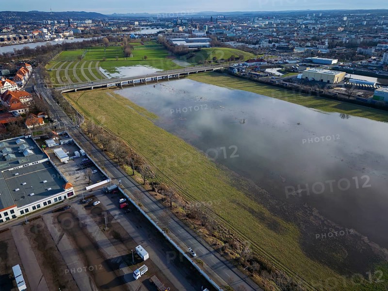 Due to the heavy precipitation in the form of snow and rain, alert level 3 has been declared on the Elbe in Dresden. The highest level is expected to be 6.37 metres on 29.12.2023. The Ostragehege is surrounded by water and the Kaditz flood channel is full, Dresden, Saxony, Germany, Europe