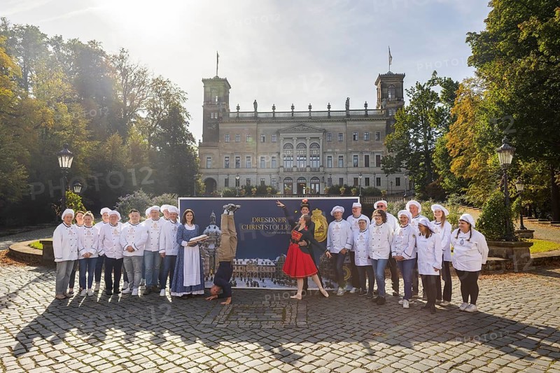 Ballet meets breakdance: 100 beats per minute into the stollen season Dresden stollen bakers make the stollen and the saxonz dance. Annalisa Piccolo and Stefan Kulhawec from the Nutcracker Ballet, Philip Lehmann from the saxonz, the 29th Dresden Stollen Girl Nelly charburner, Andreas Wippler Chairman of the Board Schutzverband Dresdner Stollen e.V., Dresden, Saxony, Germany, Europe