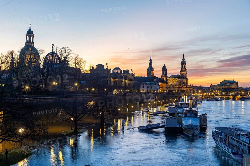 Due to the heavy precipitation in the form of snow and rain, alert level 3 has been declared on the Elbe in Dresden. The maximum level is expected to be 6.37 metres on 29.12.2023. The Terrassenufer was closed due to flooding and the first flood protection barriers were installed, Dresden, Saxony, Germany, Europe