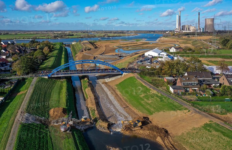 Dinslaken, Voerde, North Rhine-Westphalia, Germany, Inauguration of the new Emscher estuary into the Rhine. The decommissioned STEAG Voerde coal-fired power station is in the background. The mouth of the Emscher into the Rhine has been moved almost 500 metres north from Dinslaken to Voerde. Fish can now swim barrier-free up the new Emscher from the Rhine through a newly created floodplain area. Following the construction of a parallel sewer, the Emscher has been completely free of sewage since January 2022. The river was previously an open, above-ground combined sewer with rainwater and wastewater, Europe