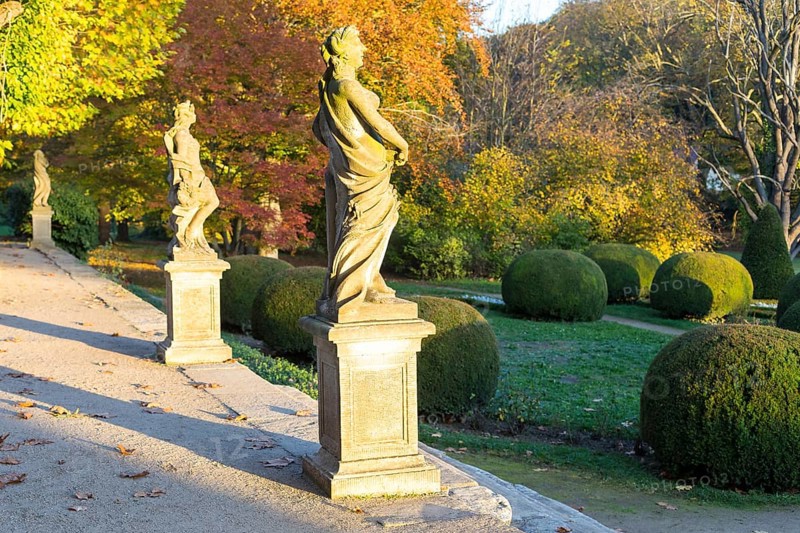 Figures in the last evening light in the French Garden at the baroque castle Diesbar-Seußlitz in autumn, Saxon Elbland, Saxony, Germany, Europe