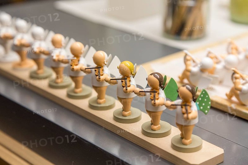 Work steps when painting the angel figurines in the Wendt & Kühn world in Grünhainichen, Erzgebirge, Saxony, Germany, Europe