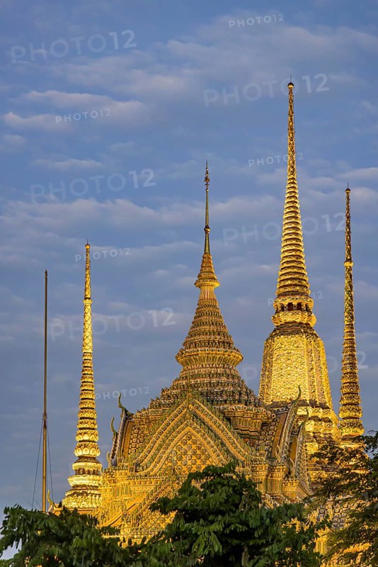Wat Pho temple at sunset. Bangkok's oldest Buddhist monastery near the Grand Palace. Four chedis are among the most precious in Bangkok. Bangkok, Thailand, Asia