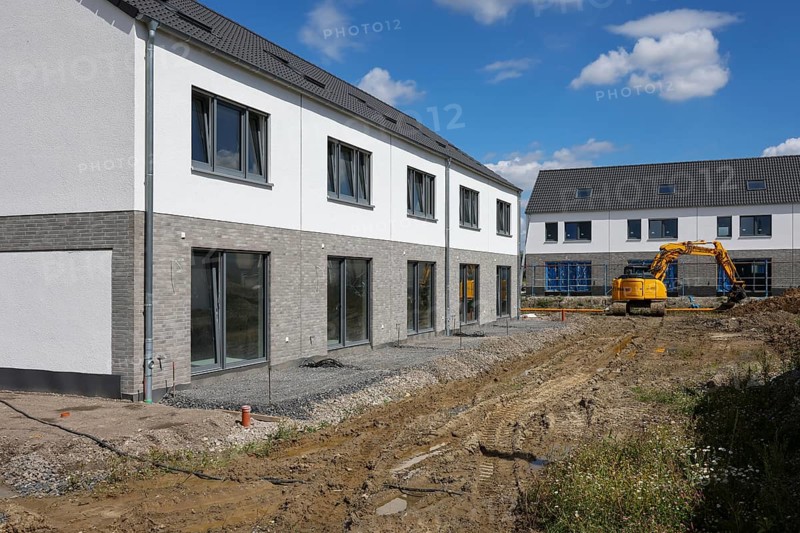 Castrop-Rauxel, North Rhine-Westphalia, Germany, Housing development in the Ruhr region. New-build neighbourhood with semi-detached and terraced houses to the energy-saving KfW Efficiency House Standard 55, Europe