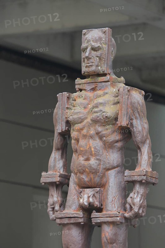 Sculpture Antimensch by Zbigniew Fraczkiewicz 1998, male figure, steel, robot, human, mutant, individual parts, rusty, screwed, screwed, screws, screw, fastened, fixed, connected, technology, bizarre, bizarre, ugly, joints, modern art, old town, Mainz, Rhine-Hesse region, Rhineland-Palatinate, Germany, Europe