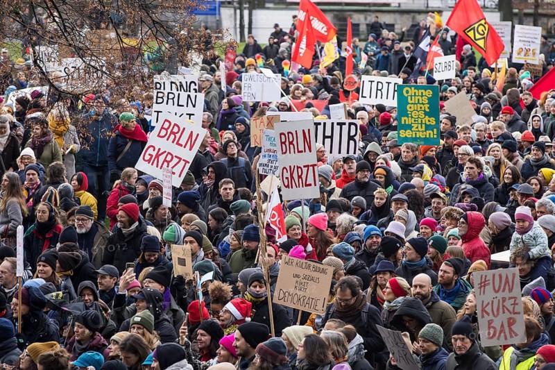 Participants with a large number of signs at the starting point in the Lustgarten during the #unkürzbar! Demonstration against the Berlin Senate's austerity plans, Berlin, 15.12.2024. The Senate plans to cut around 10% of Berlin's 2025 budget, including in the areas of culture, education, transport and climate protection