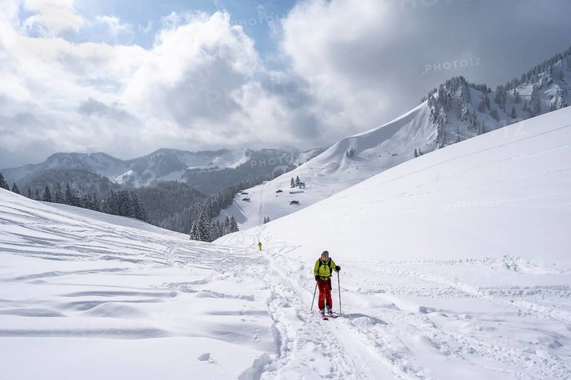 Ski tourers ascending the Taubenstein, Mangfallgebrige, Bavaria, Germany, Europe
