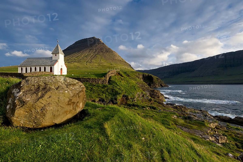 Small church by the sea in front of Malinsfjall mountain, Vidareidi, Vidoy island, Viðareiði, Viðoy island, Faroe Islands, Denmark, Europe