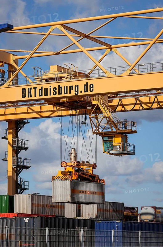 Duisburg, North Rhine-Westphalia, Germany, Containers are loaded onto a goods train at the port of Duisburg, here at the DKT Duisburg Komiterminal, Europe