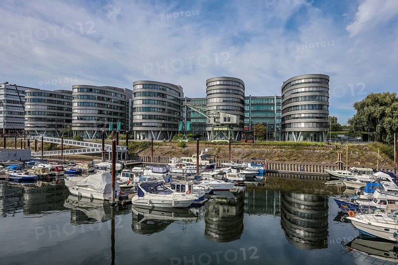 Duisburg, Ruhr area, North Rhine-Westphalia, Germany, Duisburg inner harbour. Marina Duisburg, the marina in the inner harbour in front of the Five Boats office building with the WDR regional studio Duisburg, Europe